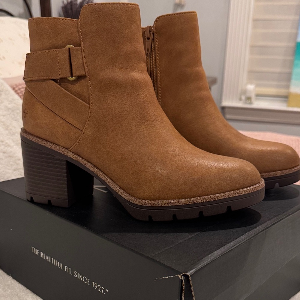 Naturalizer Tan Block Heel Ankle Boots with Side Zip